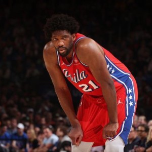 55体育-批判轮休字字攻心！恩比德更衣室失控对记者动粗